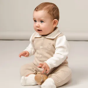 Beige gestrickter Overall für Babyjungen