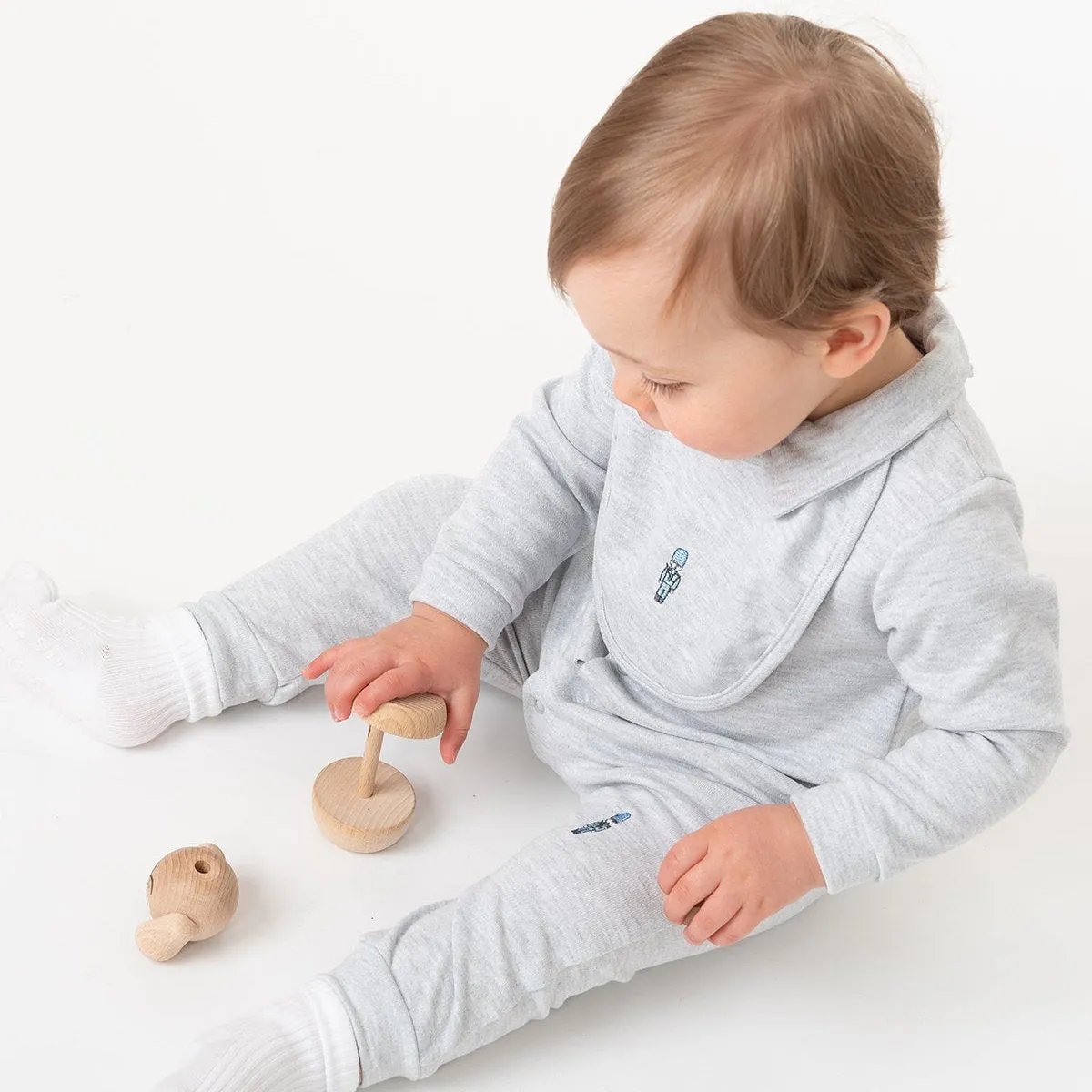 Grauer Soldaten-Babybody mit Lätzchen für Jungen