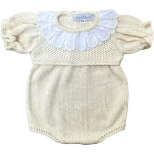 Beiger Baby-Mädchen-Strampler mit Broderie-Anglaise-Kragen
