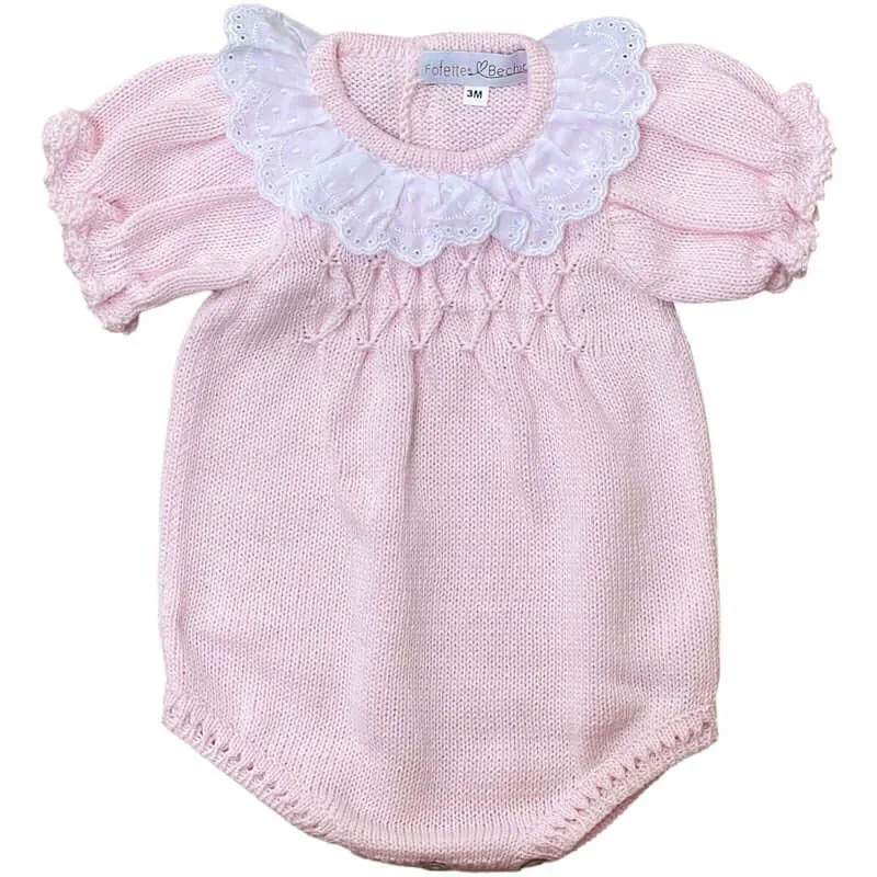 Rosa gestrickter Baby-Strampler für Mädchen mit Broderie-Anglaise-Kragen