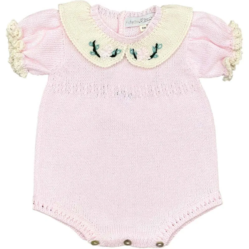 Rosa gestrickter Baby-Strampler mit bestickten Blumen