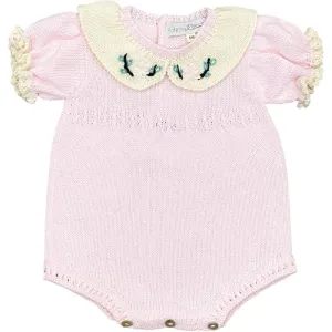 Rosa gestrickter Baby-Strampler mit bestickten Blumen