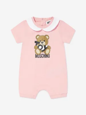 Rosa Strampler mit Teddybär-Logo für Babygirls