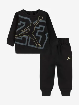 Jungs sehen mich im schwarzen Glanz-Tracksuit