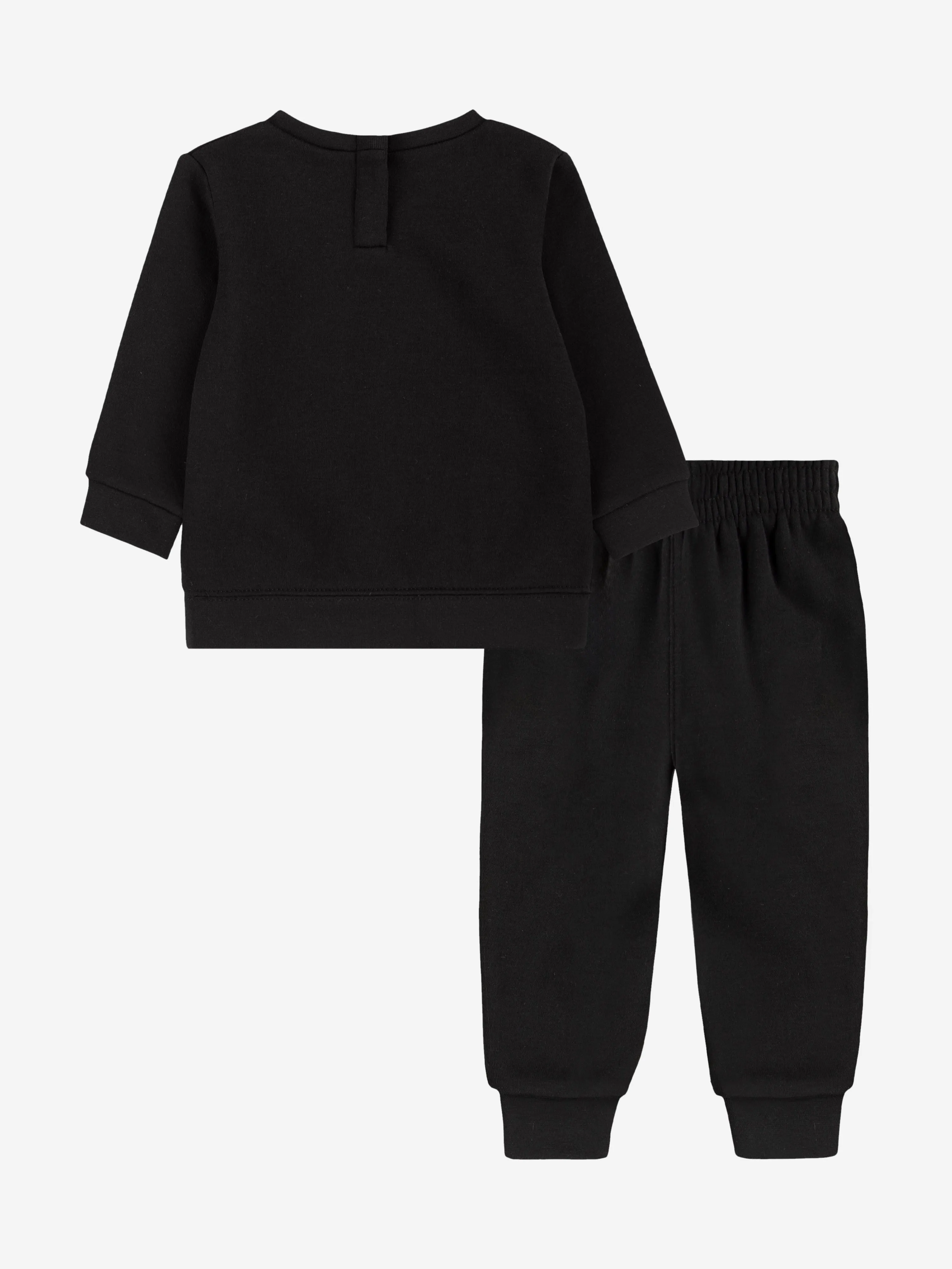 Jungs sehen mich im schwarzen Glanz-Tracksuit