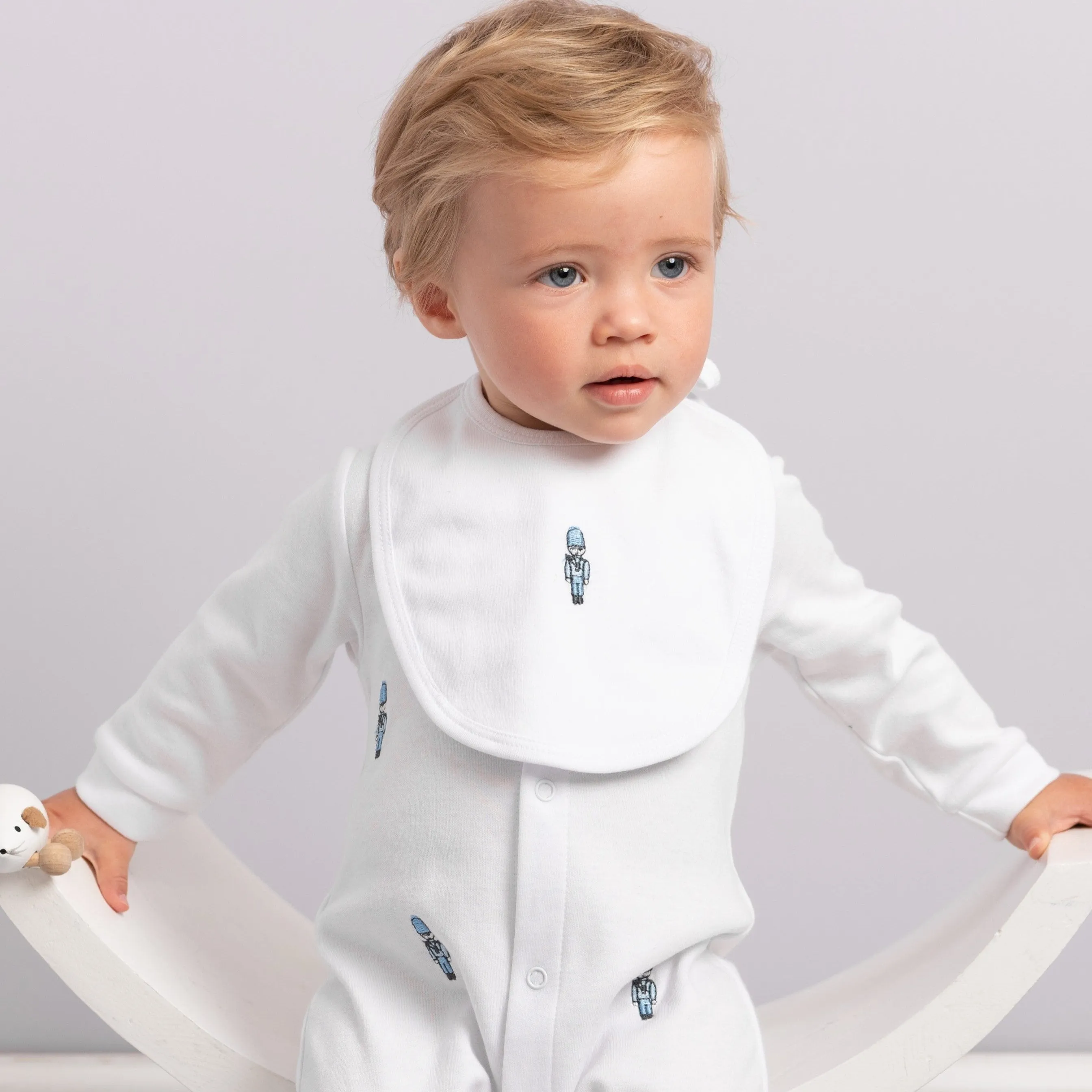 Weißer Soldaten-Babybody für Jungen mit Lätzchen