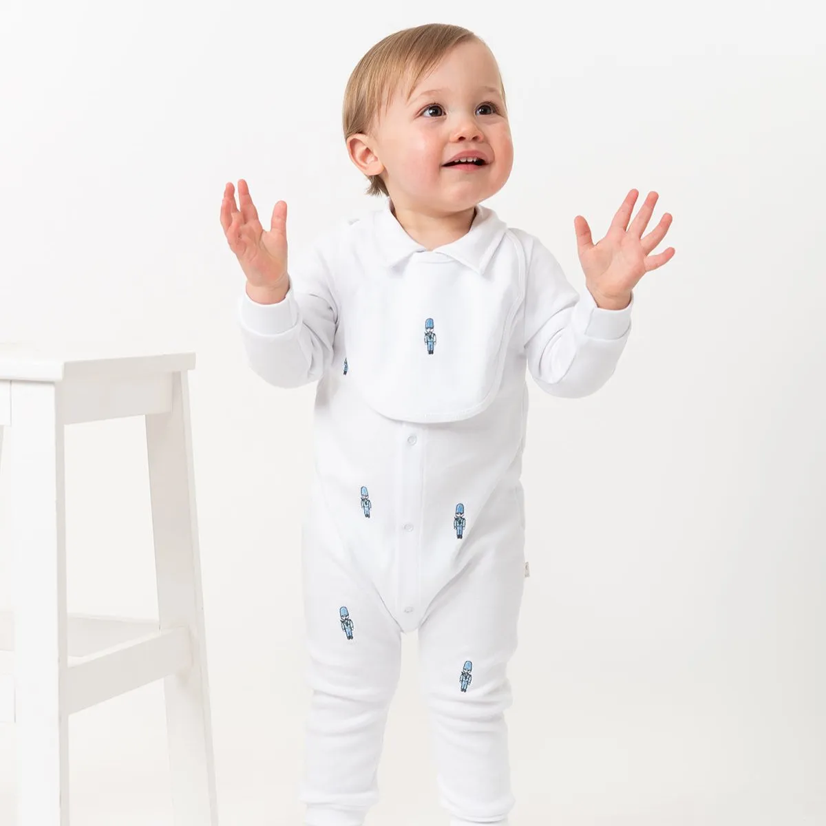 Weißer Soldaten-Babybody für Jungen mit Lätzchen