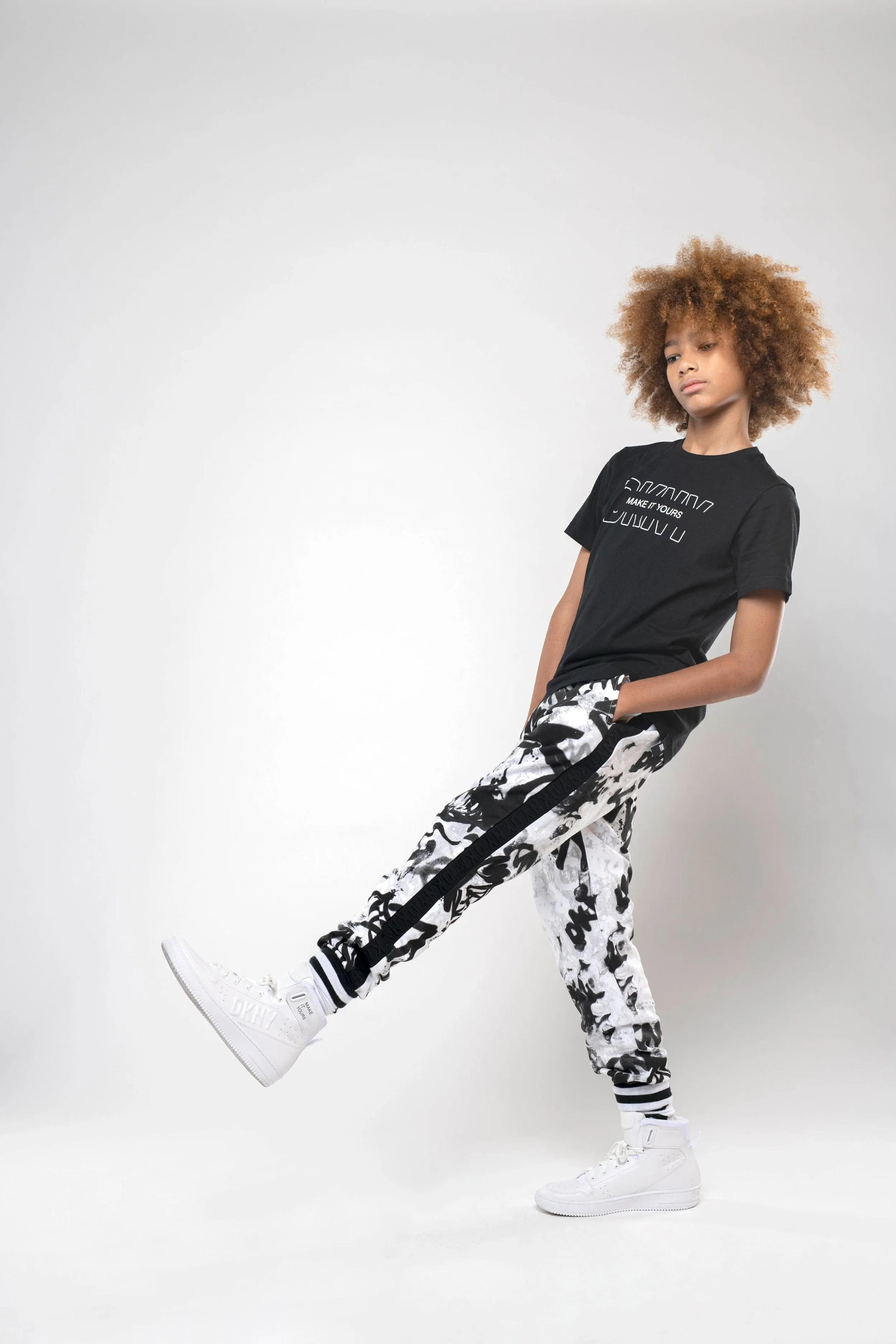 DKNY Boys Graffiti-Print Jogginghose in Weiß