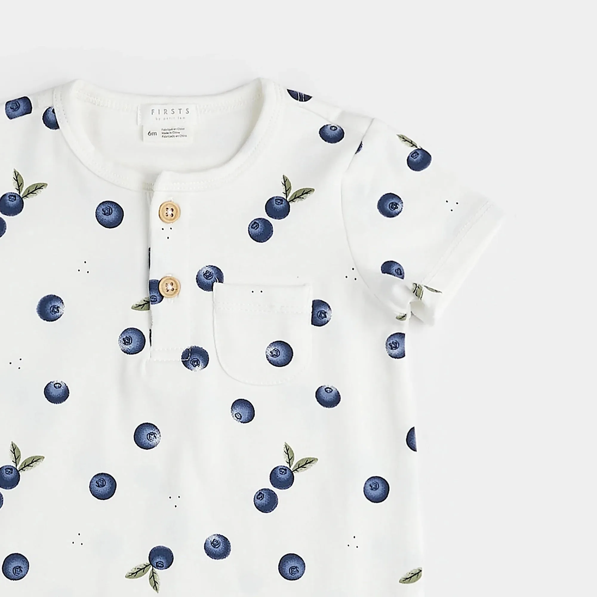 FIRSTS Blaubeer-Print auf Off-White Henley Overall