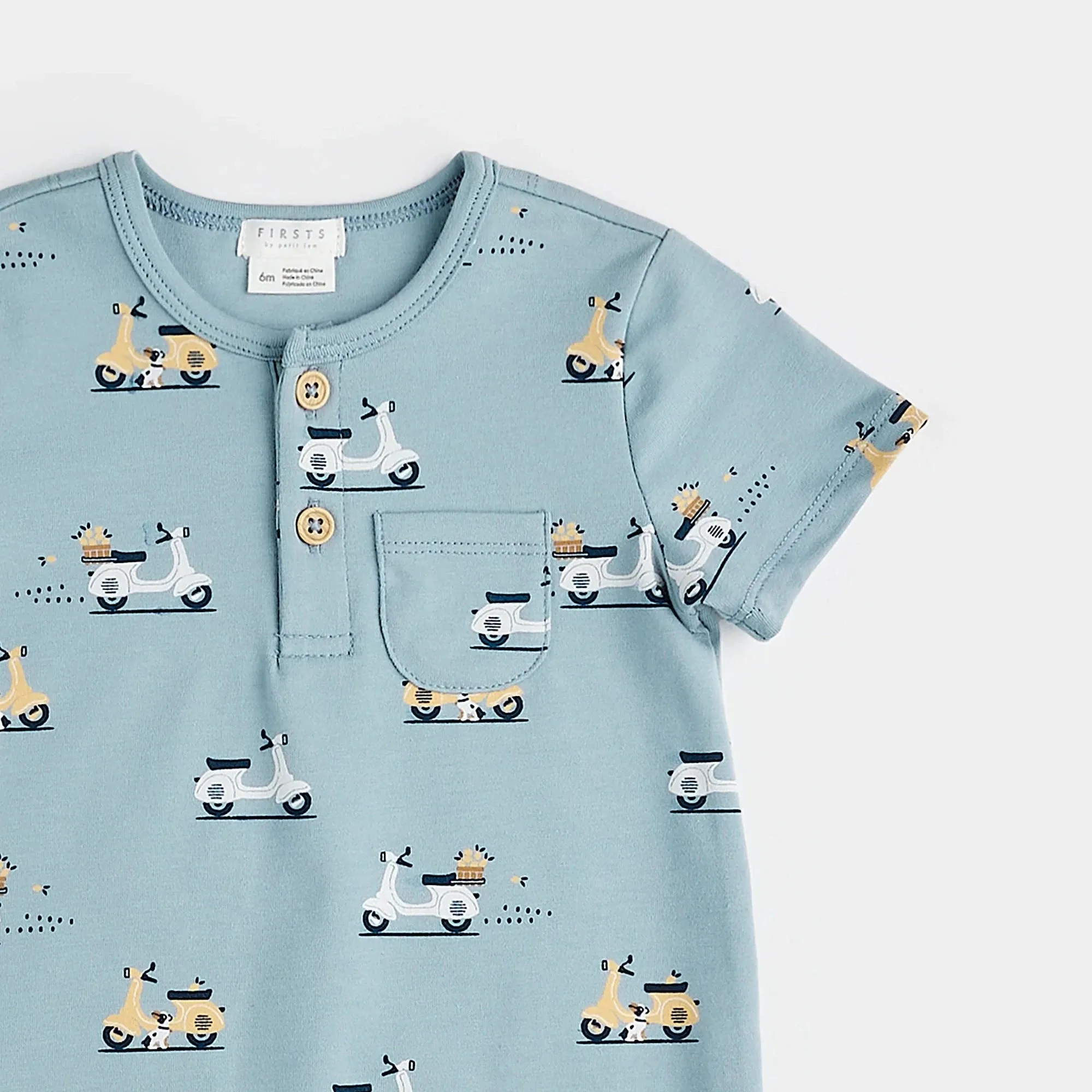 FIRSTS Motorino Druck auf Hellblauem Henley-Romper