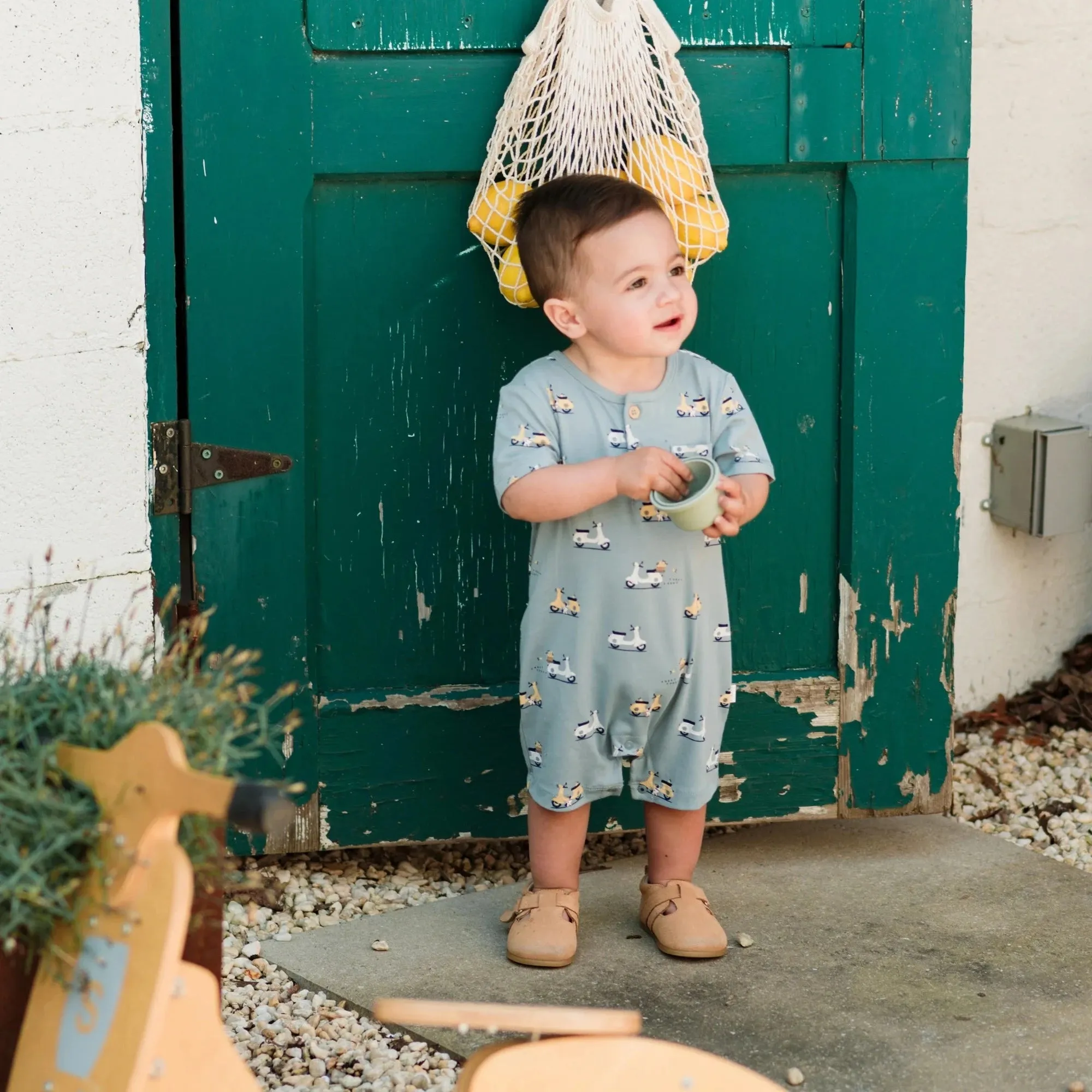FIRSTS Motorino Druck auf Hellblauem Henley-Romper